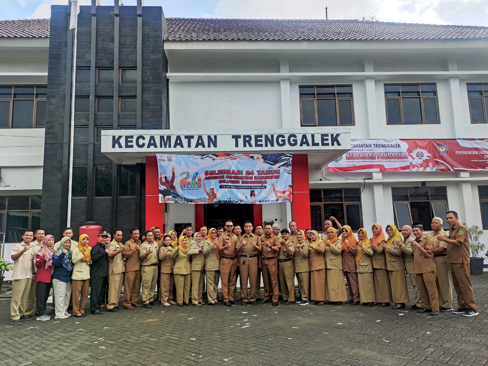 KARYAWAN KARYAWATI KANTOR KECAMATAN TRENGGALEK