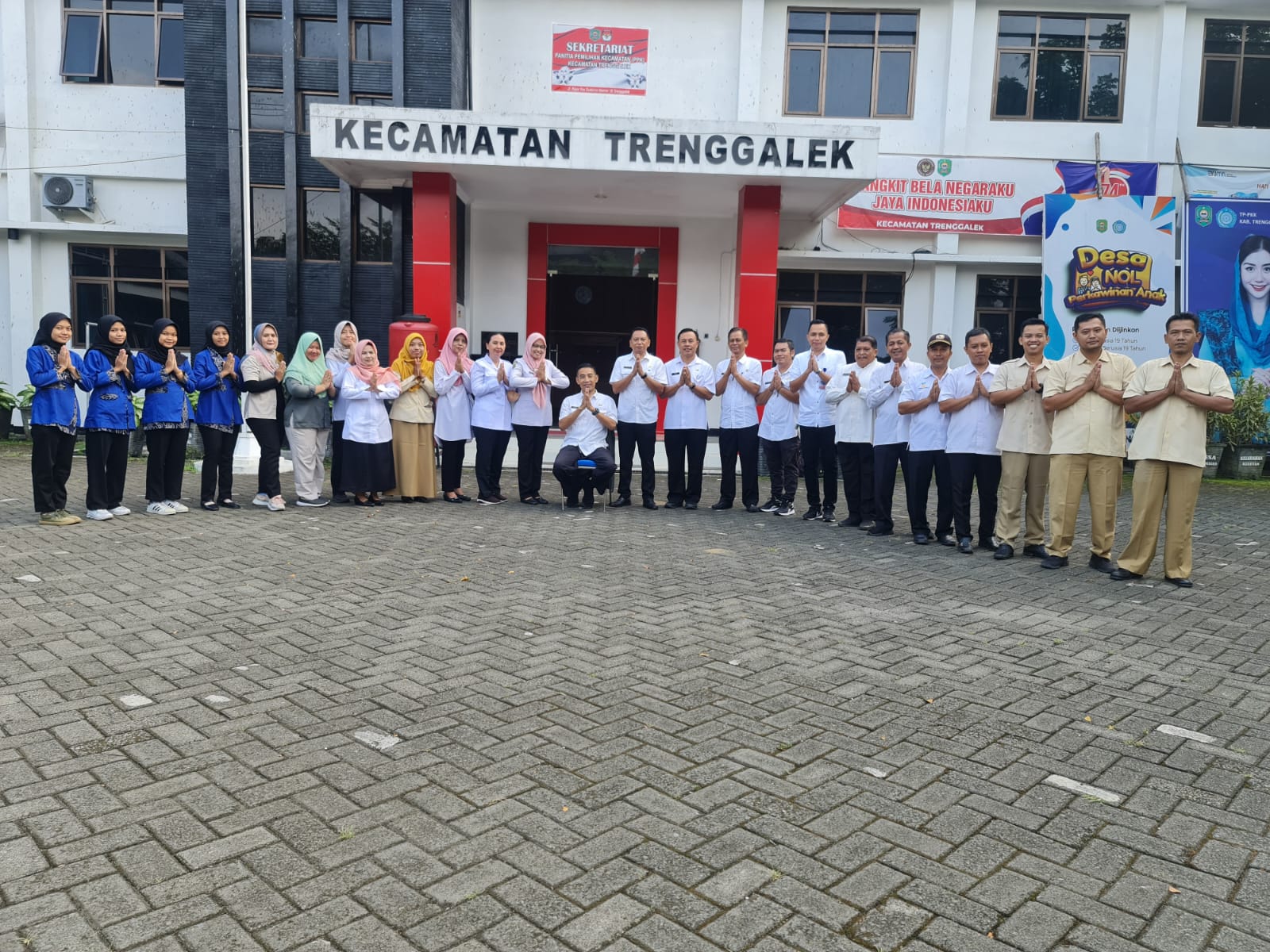 PEGAWAI KANTOR KECAMATAN TRENGGALEK