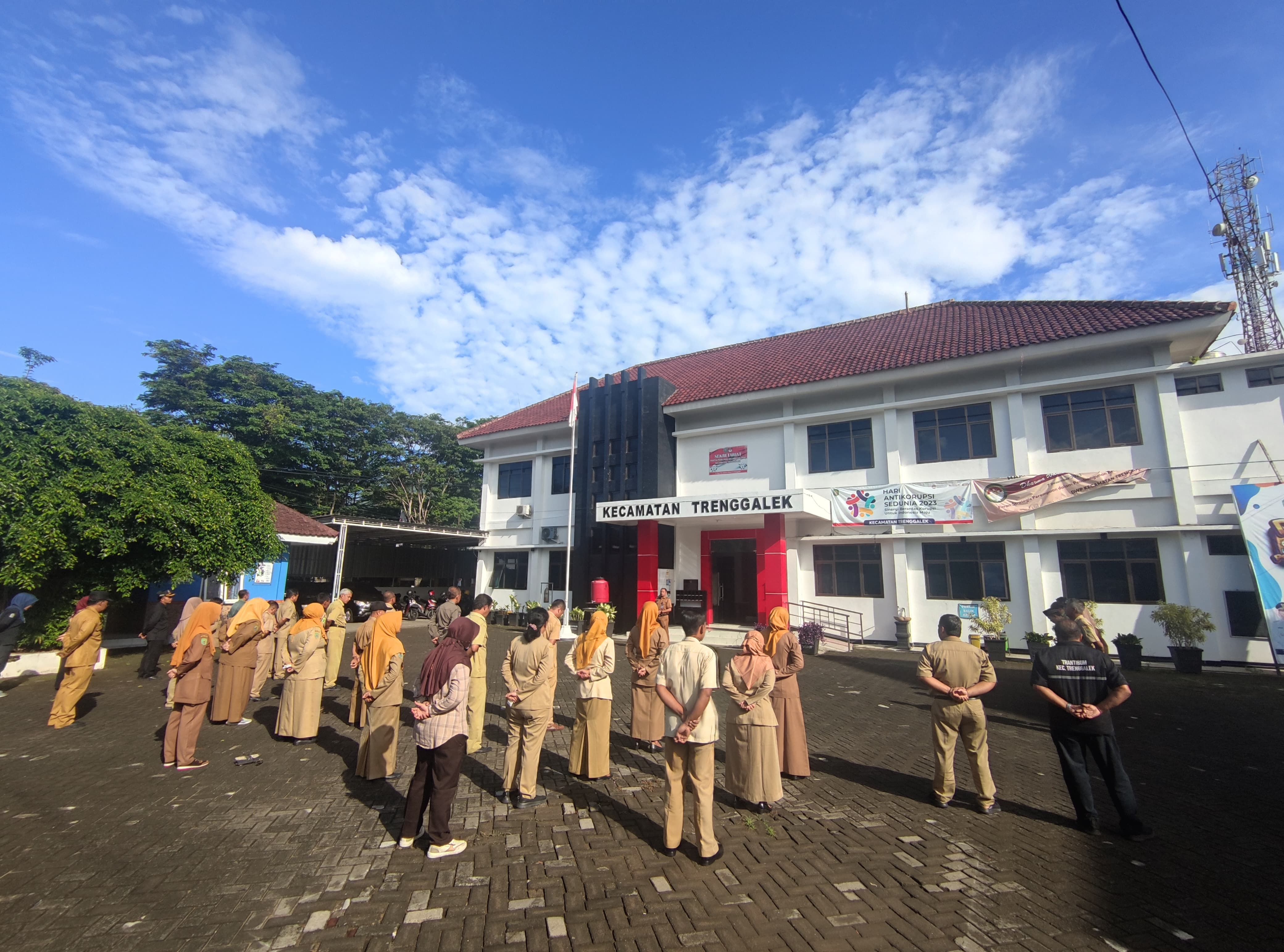 KARYAWAN KARYAWATI KANTOR KECAMATAN TRENGGALEK